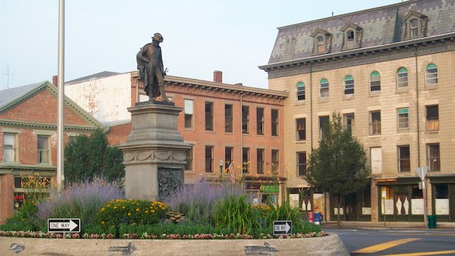 Woman corrects out-of-towner asking for directions near Monument Square